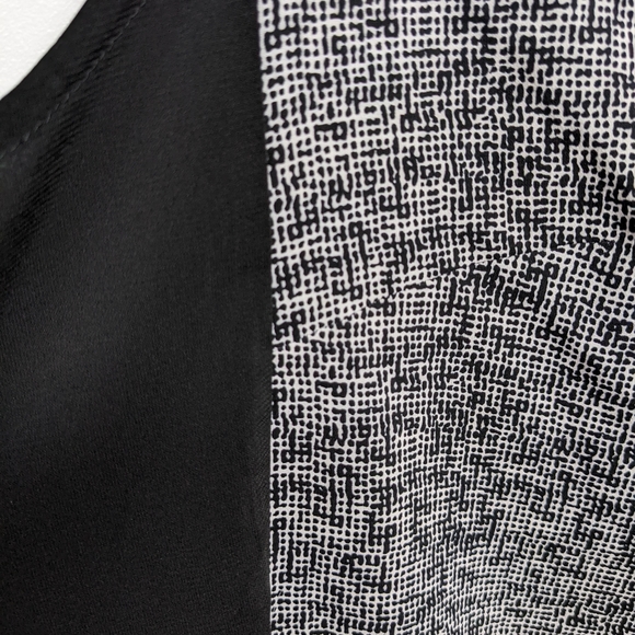 Philosophy Black/White Print Sleeveless Blouse Sz L - Picture 4 of 6